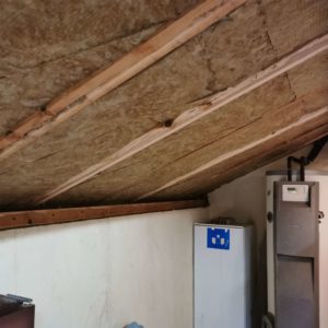 Isolation thermique panneaux sur la toiture d'un garage à Biron